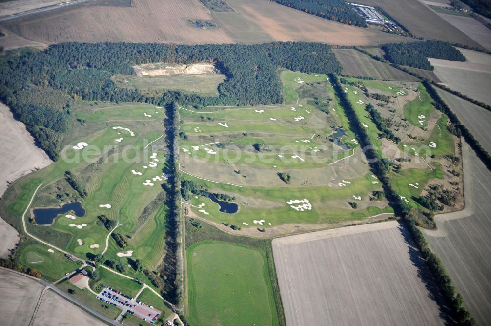 Groß Kienitz from the bird's eye view: Blick auf den Golfplatz Groß Kienitz südöstlich des Flughafen BBI- Neubau. Zu den Golfanlagen Gross Kienitz gehören ein 18 Loch Meisterschaftsplatz, ein öffentlicher 9 Loch Platz sowie ein ebenfalls öffentlicher 3 Loch Übungsparcours. Die Golfanlagen Gross Kienitz sind erreichbar An der Straße nach Dahlewitz in 15831 Groß Kienitz. View the golf course Great Kienitz southeast of the airport BBI Construction.