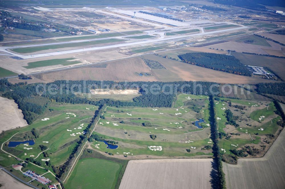 Aerial image Groß Kienitz - Blick auf den Golfplatz Groß Kienitz südöstlich des Flughafen BBI- Neubau. Zu den Golfanlagen Gross Kienitz gehören ein 18 Loch Meisterschaftsplatz, ein öffentlicher 9 Loch Platz sowie ein ebenfalls öffentlicher 3 Loch Übungsparcours. Die Golfanlagen Gross Kienitz sind erreichbar An der Straße nach Dahlewitz in 15831 Groß Kienitz. View the golf course Great Kienitz southeast of the airport BBI Construction.