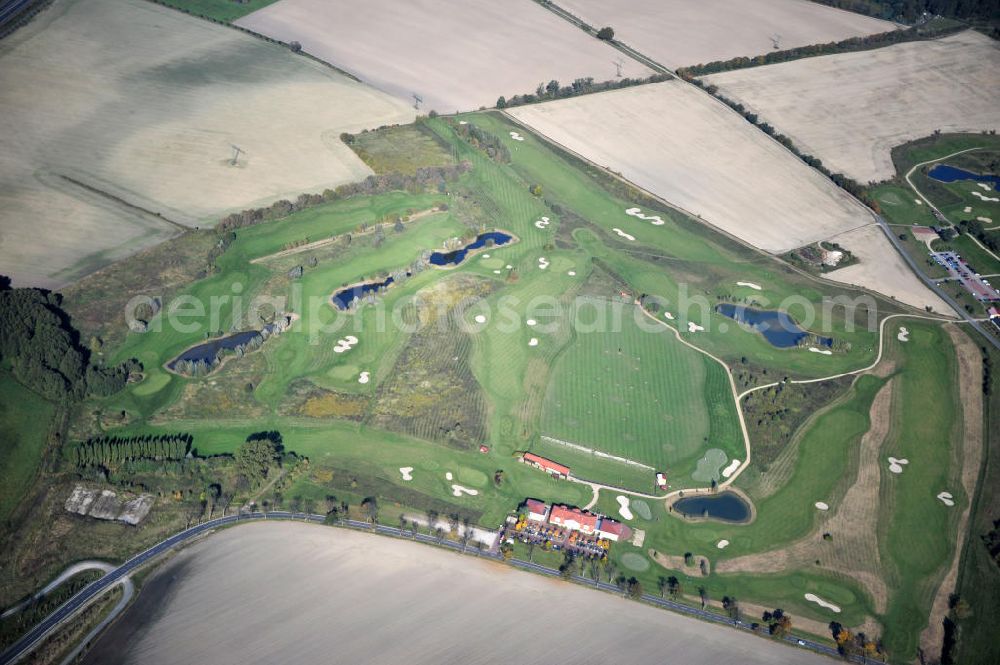 Aerial photograph Groß Kienitz - Blick auf den Golfplatz Groß Kienitz südöstlich des Flughafen BBI- Neubau. Zu den Golfanlagen Gross Kienitz gehören ein 18 Loch Meisterschaftsplatz, ein öffentlicher 9 Loch Platz sowie ein ebenfalls öffentlicher 3 Loch Übungsparcours. Die Golfanlagen Gross Kienitz sind erreichbar An der Straße nach Dahlewitz in 15831 Groß Kienitz. View the golf course Great Kienitz southeast of the airport BBI Construction.