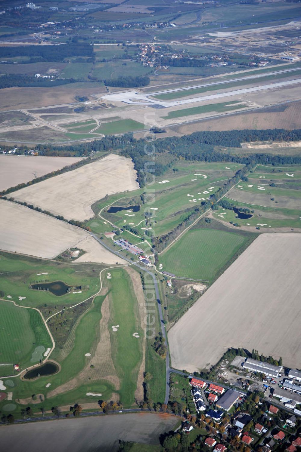 Groß Kienitz from above - Blick auf den Golfplatz Groß Kienitz südöstlich des Flughafen BBI- Neubau. Zu den Golfanlagen Gross Kienitz gehören ein 18 Loch Meisterschaftsplatz, ein öffentlicher 9 Loch Platz sowie ein ebenfalls öffentlicher 3 Loch Übungsparcours. Die Golfanlagen Gross Kienitz sind erreichbar An der Straße nach Dahlewitz in 15831 Groß Kienitz. View the golf course Great Kienitz southeast of the airport BBI Construction.