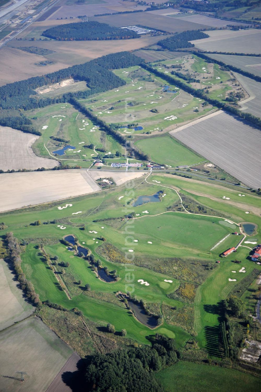 Groß Kienitz from the bird's eye view: Blick auf den Golfplatz Groß Kienitz südöstlich des Flughafen BBI- Neubau. Zu den Golfanlagen Gross Kienitz gehören ein 18 Loch Meisterschaftsplatz, ein öffentlicher 9 Loch Platz sowie ein ebenfalls öffentlicher 3 Loch Übungsparcours. Die Golfanlagen Gross Kienitz sind erreichbar An der Straße nach Dahlewitz in 15831 Groß Kienitz. View the golf course Great Kienitz southeast of the airport BBI Construction.