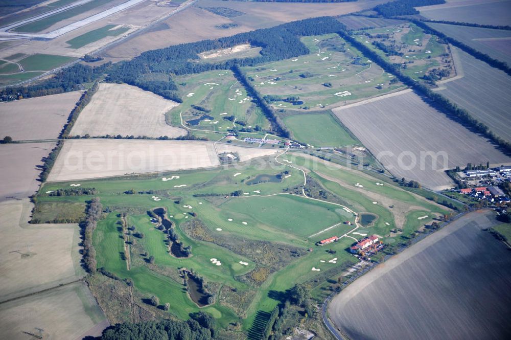 Aerial image Groß Kienitz - Blick auf den Golfplatz Groß Kienitz südöstlich des Flughafen BBI- Neubau. Zu den Golfanlagen Gross Kienitz gehören ein 18 Loch Meisterschaftsplatz, ein öffentlicher 9 Loch Platz sowie ein ebenfalls öffentlicher 3 Loch Übungsparcours. Die Golfanlagen Gross Kienitz sind erreichbar An der Straße nach Dahlewitz in 15831 Groß Kienitz. View the golf course Great Kienitz southeast of the airport BBI Construction.