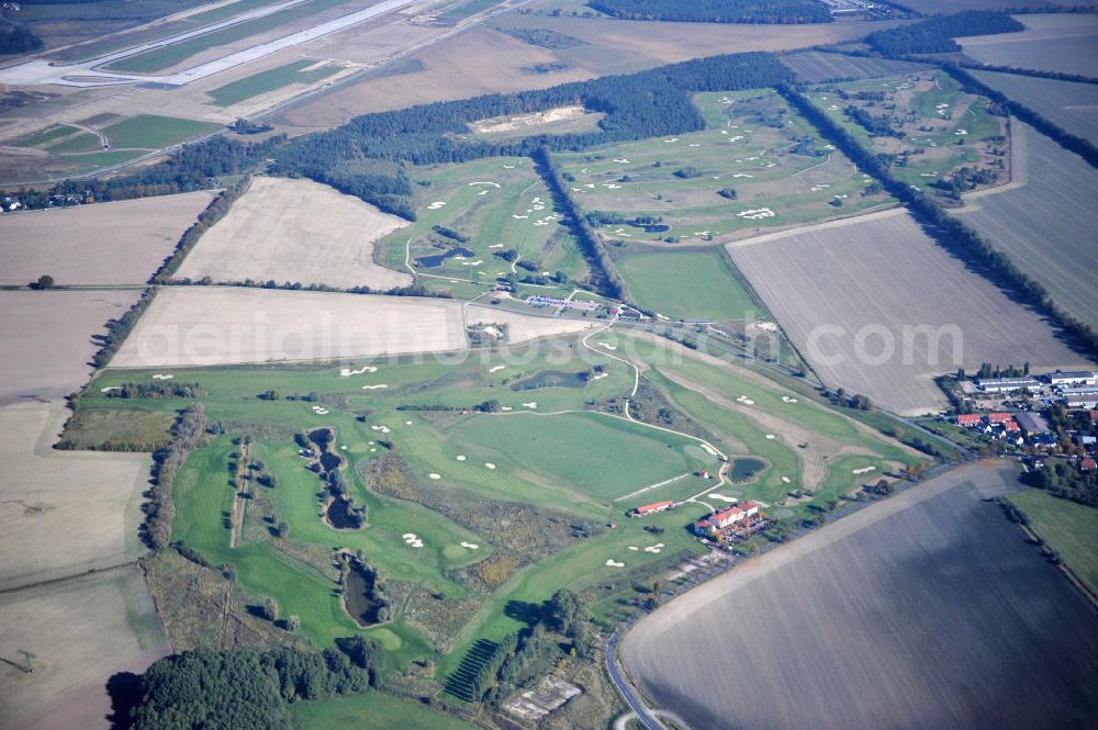 Aerial photograph Groß Kienitz - Blick auf den Golfplatz Groß Kienitz südöstlich des Flughafen BBI- Neubau. Zu den Golfanlagen Gross Kienitz gehören ein 18 Loch Meisterschaftsplatz, ein öffentlicher 9 Loch Platz sowie ein ebenfalls öffentlicher 3 Loch Übungsparcours. Die Golfanlagen Gross Kienitz sind erreichbar An der Straße nach Dahlewitz in 15831 Groß Kienitz. View the golf course Great Kienitz southeast of the airport BBI Construction.