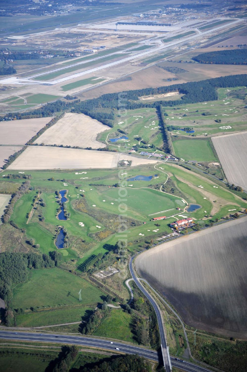 Groß Kienitz from the bird's eye view: Blick auf den Golfplatz Groß Kienitz südöstlich des Flughafen BBI- Neubau. Zu den Golfanlagen Gross Kienitz gehören ein 18 Loch Meisterschaftsplatz, ein öffentlicher 9 Loch Platz sowie ein ebenfalls öffentlicher 3 Loch Übungsparcours. Die Golfanlagen Gross Kienitz sind erreichbar An der Straße nach Dahlewitz in 15831 Groß Kienitz. View the golf course Great Kienitz southeast of the airport BBI Construction.