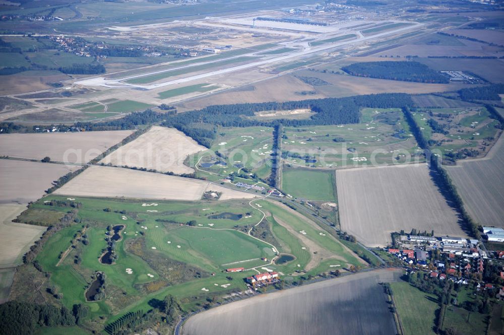 Aerial image Groß Kienitz - Blick auf den Golfplatz Groß Kienitz südöstlich des Flughafen BBI- Neubau. Zu den Golfanlagen Gross Kienitz gehören ein 18 Loch Meisterschaftsplatz, ein öffentlicher 9 Loch Platz sowie ein ebenfalls öffentlicher 3 Loch Übungsparcours. Die Golfanlagen Gross Kienitz sind erreichbar An der Straße nach Dahlewitz in 15831 Groß Kienitz. View the golf course Great Kienitz southeast of the airport BBI Construction.