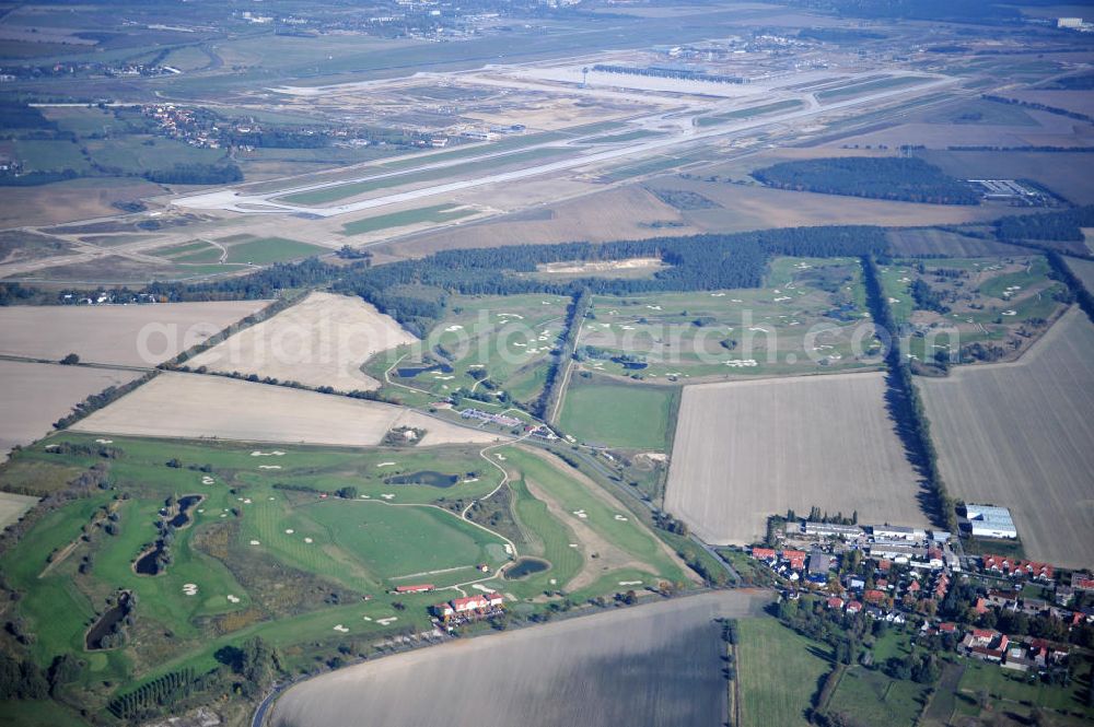 Aerial photograph Groß Kienitz - Blick auf den Golfplatz Groß Kienitz südöstlich des Flughafen BBI- Neubau. Zu den Golfanlagen Gross Kienitz gehören ein 18 Loch Meisterschaftsplatz, ein öffentlicher 9 Loch Platz sowie ein ebenfalls öffentlicher 3 Loch Übungsparcours. Die Golfanlagen Gross Kienitz sind erreichbar An der Straße nach Dahlewitz in 15831 Groß Kienitz. View the golf course Great Kienitz southeast of the airport BBI Construction.