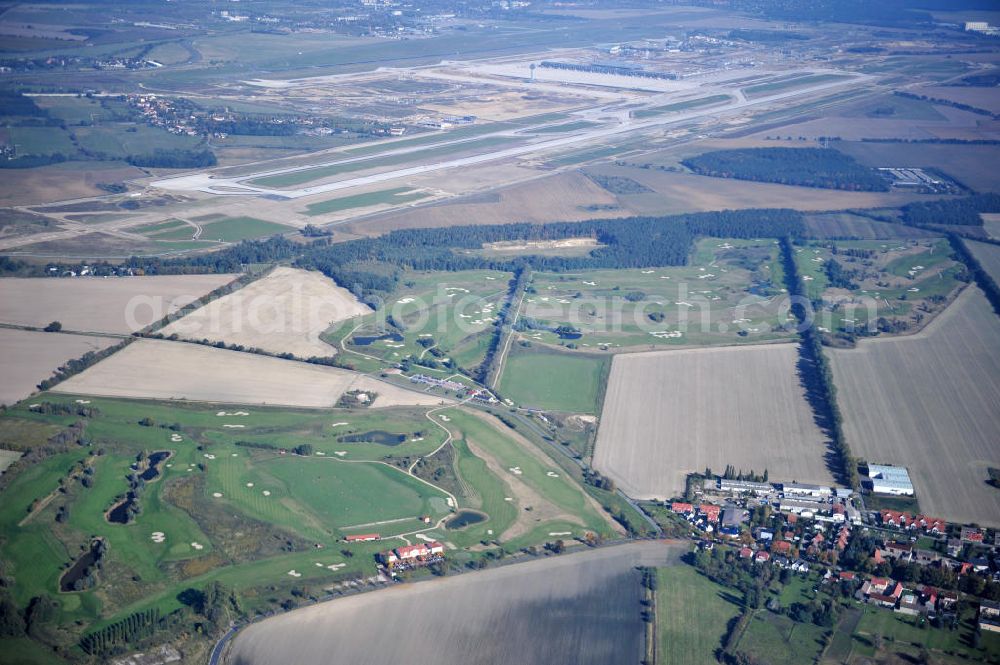 Groß Kienitz from above - Blick auf den Golfplatz Groß Kienitz südöstlich des Flughafen BBI- Neubau. Zu den Golfanlagen Gross Kienitz gehören ein 18 Loch Meisterschaftsplatz, ein öffentlicher 9 Loch Platz sowie ein ebenfalls öffentlicher 3 Loch Übungsparcours. Die Golfanlagen Gross Kienitz sind erreichbar An der Straße nach Dahlewitz in 15831 Groß Kienitz. View the golf course Great Kienitz southeast of the airport BBI Construction.