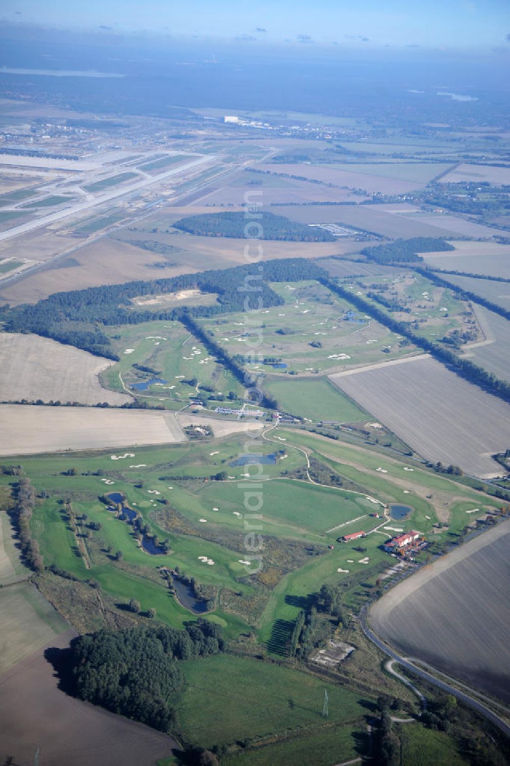 Groß Kienitz from the bird's eye view: Blick auf den Golfplatz Groß Kienitz südöstlich des Flughafen BBI- Neubau. Zu den Golfanlagen Gross Kienitz gehören ein 18 Loch Meisterschaftsplatz, ein öffentlicher 9 Loch Platz sowie ein ebenfalls öffentlicher 3 Loch Übungsparcours. Die Golfanlagen Gross Kienitz sind erreichbar An der Straße nach Dahlewitz in 15831 Groß Kienitz. View the golf course Great Kienitz southeast of the airport BBI Construction.