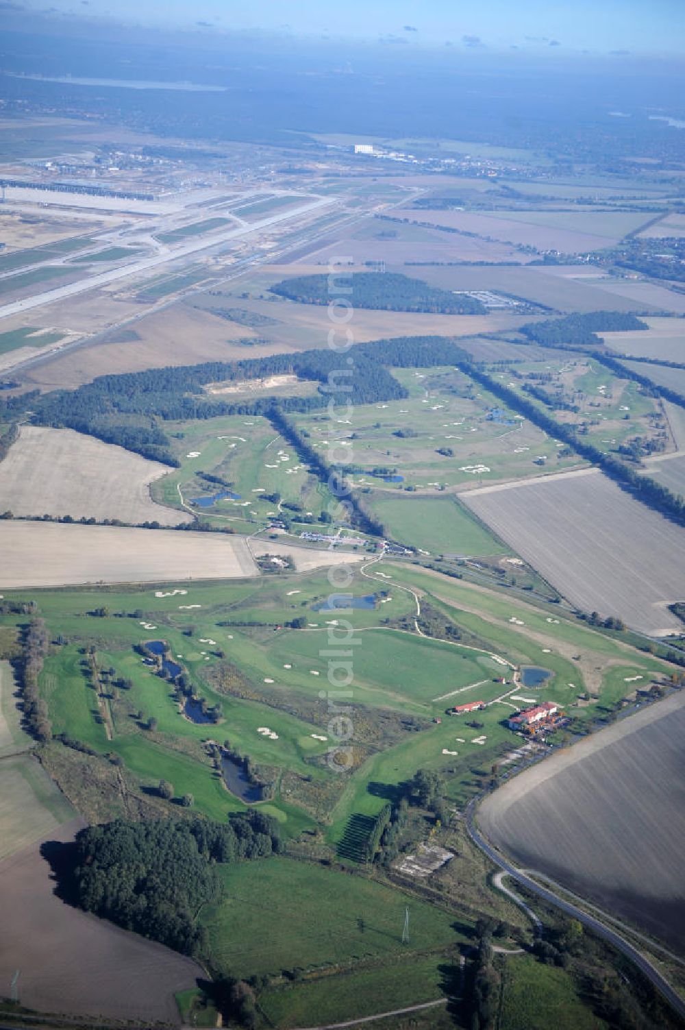 Aerial image Groß Kienitz - Blick auf den Golfplatz Groß Kienitz südöstlich des Flughafen BBI- Neubau. Zu den Golfanlagen Gross Kienitz gehören ein 18 Loch Meisterschaftsplatz, ein öffentlicher 9 Loch Platz sowie ein ebenfalls öffentlicher 3 Loch Übungsparcours. Die Golfanlagen Gross Kienitz sind erreichbar An der Straße nach Dahlewitz in 15831 Groß Kienitz. View the golf course Great Kienitz southeast of the airport BBI Construction.