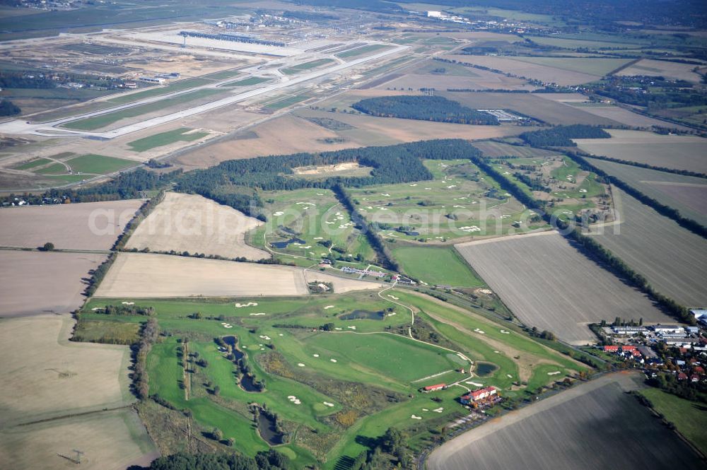 Aerial photograph Groß Kienitz - Blick auf den Golfplatz Groß Kienitz südöstlich des Flughafen BBI- Neubau. Zu den Golfanlagen Gross Kienitz gehören ein 18 Loch Meisterschaftsplatz, ein öffentlicher 9 Loch Platz sowie ein ebenfalls öffentlicher 3 Loch Übungsparcours. Die Golfanlagen Gross Kienitz sind erreichbar An der Straße nach Dahlewitz in 15831 Groß Kienitz. View the golf course Great Kienitz southeast of the airport BBI Construction.