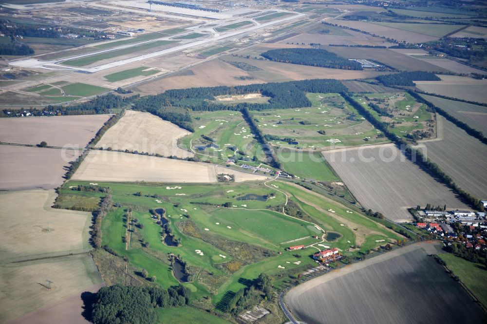 Groß Kienitz from above - Blick auf den Golfplatz Groß Kienitz südöstlich des Flughafen BBI- Neubau. Zu den Golfanlagen Gross Kienitz gehören ein 18 Loch Meisterschaftsplatz, ein öffentlicher 9 Loch Platz sowie ein ebenfalls öffentlicher 3 Loch Übungsparcours. Die Golfanlagen Gross Kienitz sind erreichbar An der Straße nach Dahlewitz in 15831 Groß Kienitz. View the golf course Great Kienitz southeast of the airport BBI Construction.