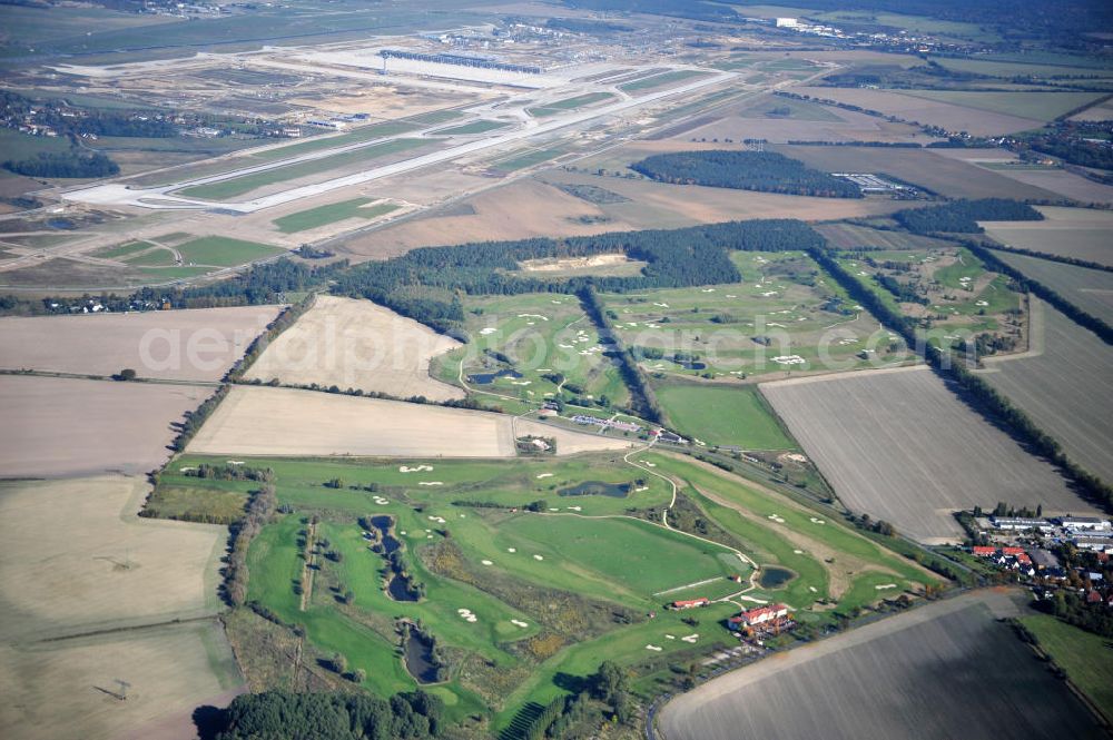 Groß Kienitz from the bird's eye view: Blick auf den Golfplatz Groß Kienitz südöstlich des Flughafen BBI- Neubau. Zu den Golfanlagen Gross Kienitz gehören ein 18 Loch Meisterschaftsplatz, ein öffentlicher 9 Loch Platz sowie ein ebenfalls öffentlicher 3 Loch Übungsparcours. Die Golfanlagen Gross Kienitz sind erreichbar An der Straße nach Dahlewitz in 15831 Groß Kienitz. View the golf course Great Kienitz southeast of the airport BBI Construction.