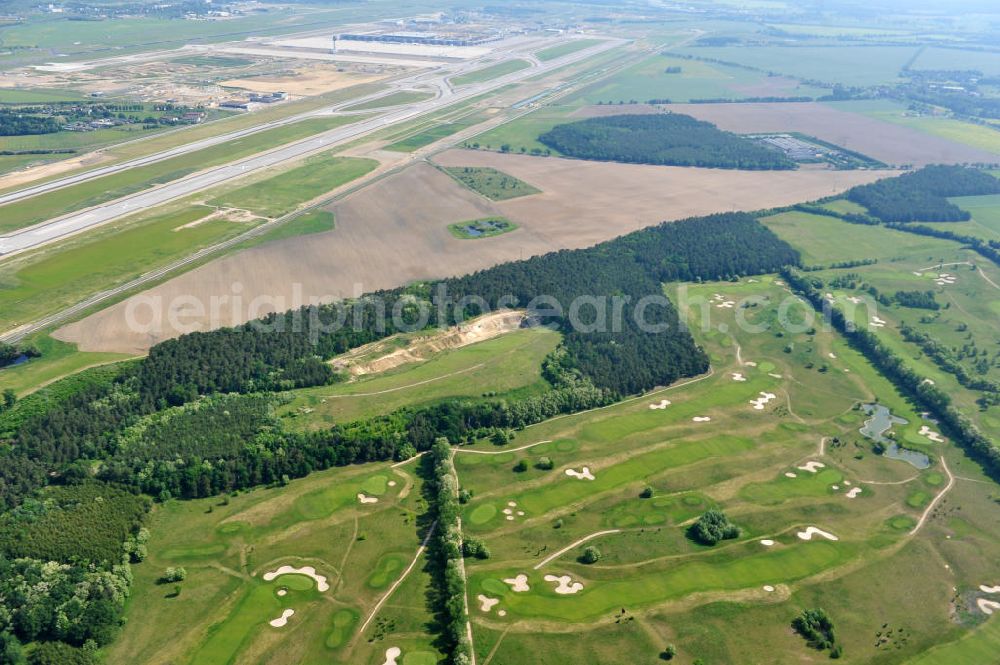 Groß Kienitz from the bird's eye view: Blick auf den Golfplatz Groß Kienitz südöstlich des Flughafen BBI- Neubau. Zu den Golfanlagen Gross Kienitz gehören ein 18 Loch Meisterschaftsplatz, ein öffentlicher 9 Loch Platz sowie ein ebenfalls öffentlicher 3 Loch Übungsparcours. Die Golfanlagen Gross Kienitz sind erreichbar An der Straße nach Dahlewitz in 15831 Groß Kienitz. View the golf course Great Kienitz southeast of the airport BBI Construction.