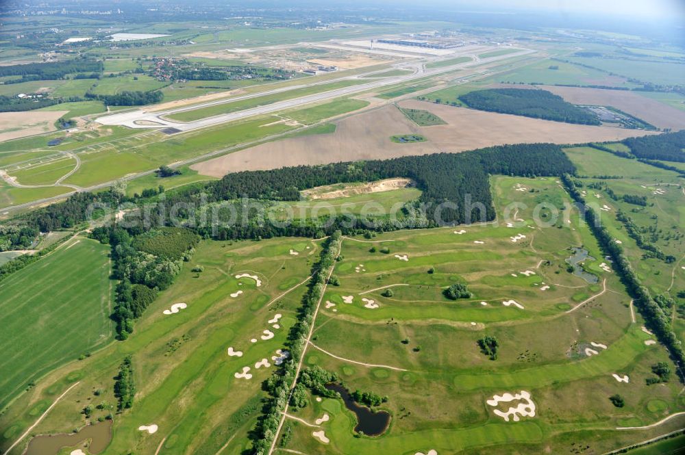 Aerial image Groß Kienitz - Blick auf den Golfplatz Groß Kienitz südöstlich des Flughafen BBI- Neubau. Zu den Golfanlagen Gross Kienitz gehören ein 18 Loch Meisterschaftsplatz, ein öffentlicher 9 Loch Platz sowie ein ebenfalls öffentlicher 3 Loch Übungsparcours. Die Golfanlagen Gross Kienitz sind erreichbar An der Straße nach Dahlewitz in 15831 Groß Kienitz. View the golf course Great Kienitz southeast of the airport BBI Construction.