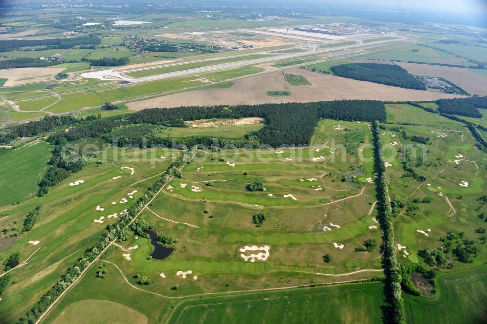 Aerial photograph Groß Kienitz - Blick auf den Golfplatz Groß Kienitz südöstlich des Flughafen BBI- Neubau. Zu den Golfanlagen Gross Kienitz gehören ein 18 Loch Meisterschaftsplatz, ein öffentlicher 9 Loch Platz sowie ein ebenfalls öffentlicher 3 Loch Übungsparcours. Die Golfanlagen Gross Kienitz sind erreichbar An der Straße nach Dahlewitz in 15831 Groß Kienitz. View the golf course Great Kienitz southeast of the airport BBI Construction.