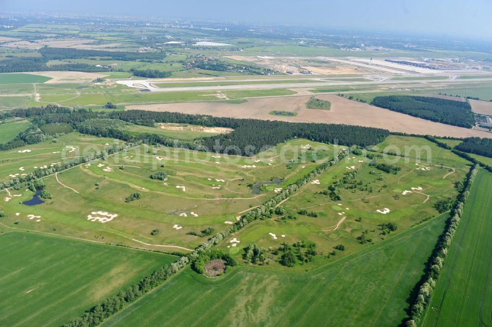 Groß Kienitz from above - Blick auf den Golfplatz Groß Kienitz südöstlich des Flughafen BBI- Neubau. Zu den Golfanlagen Gross Kienitz gehören ein 18 Loch Meisterschaftsplatz, ein öffentlicher 9 Loch Platz sowie ein ebenfalls öffentlicher 3 Loch Übungsparcours. Die Golfanlagen Gross Kienitz sind erreichbar An der Straße nach Dahlewitz in 15831 Groß Kienitz. View the golf course Great Kienitz southeast of the airport BBI Construction.