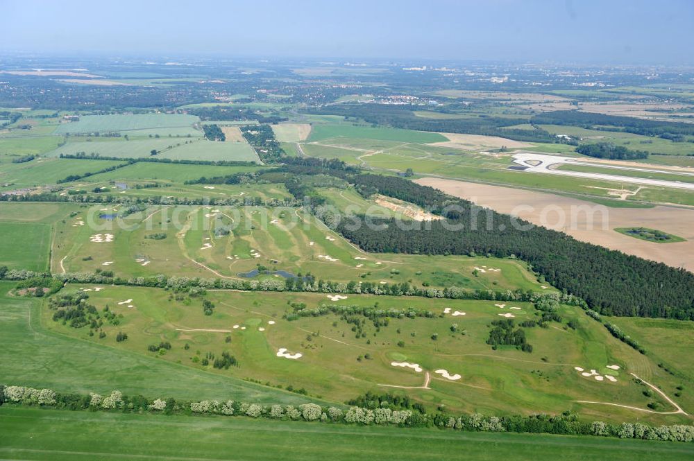 Aerial image Groß Kienitz - Blick auf den Golfplatz Groß Kienitz südöstlich des Flughafen BBI- Neubau. Zu den Golfanlagen Gross Kienitz gehören ein 18 Loch Meisterschaftsplatz, ein öffentlicher 9 Loch Platz sowie ein ebenfalls öffentlicher 3 Loch Übungsparcours. Die Golfanlagen Gross Kienitz sind erreichbar An der Straße nach Dahlewitz in 15831 Groß Kienitz. View the golf course Great Kienitz southeast of the airport BBI Construction.