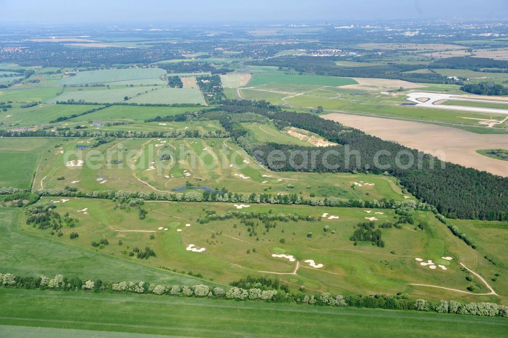 Aerial photograph Groß Kienitz - Blick auf den Golfplatz Groß Kienitz südöstlich des Flughafen BBI- Neubau. Zu den Golfanlagen Gross Kienitz gehören ein 18 Loch Meisterschaftsplatz, ein öffentlicher 9 Loch Platz sowie ein ebenfalls öffentlicher 3 Loch Übungsparcours. Die Golfanlagen Gross Kienitz sind erreichbar An der Straße nach Dahlewitz in 15831 Groß Kienitz. View the golf course Great Kienitz southeast of the airport BBI Construction.