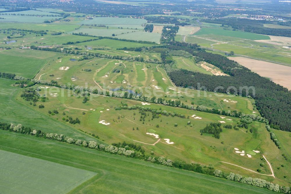 Groß Kienitz from the bird's eye view: Blick auf den Golfplatz Groß Kienitz südöstlich des Flughafen BBI- Neubau. Zu den Golfanlagen Gross Kienitz gehören ein 18 Loch Meisterschaftsplatz, ein öffentlicher 9 Loch Platz sowie ein ebenfalls öffentlicher 3 Loch Übungsparcours. Die Golfanlagen Gross Kienitz sind erreichbar An der Straße nach Dahlewitz in 15831 Groß Kienitz. View the golf course Great Kienitz southeast of the airport BBI Construction.