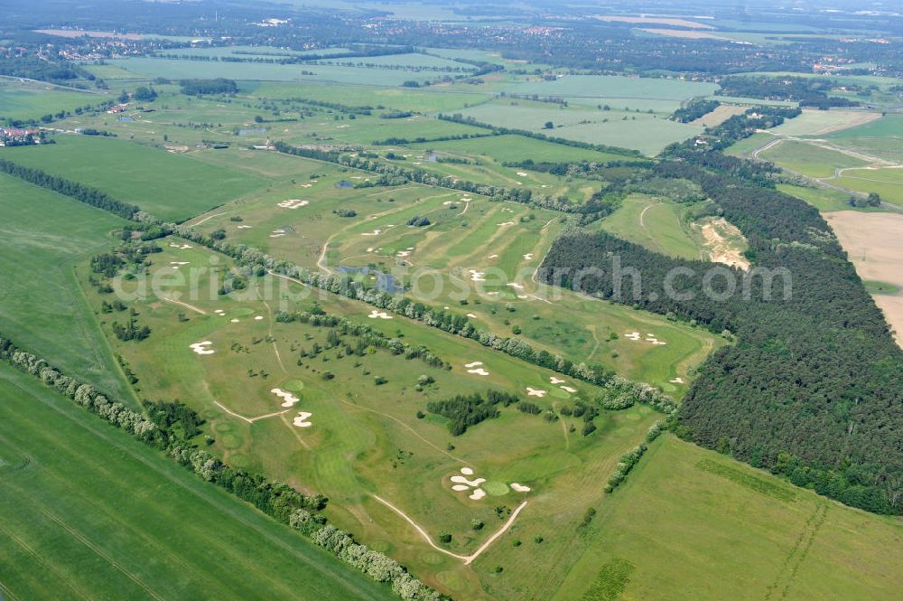 Aerial photograph Groß Kienitz - Blick auf den Golfplatz Groß Kienitz südöstlich des Flughafen BBI- Neubau. Zu den Golfanlagen Gross Kienitz gehören ein 18 Loch Meisterschaftsplatz, ein öffentlicher 9 Loch Platz sowie ein ebenfalls öffentlicher 3 Loch Übungsparcours. Die Golfanlagen Gross Kienitz sind erreichbar An der Straße nach Dahlewitz in 15831 Groß Kienitz. View the golf course Great Kienitz southeast of the airport BBI Construction.