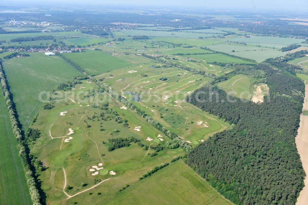 Groß Kienitz from the bird's eye view: Blick auf den Golfplatz Groß Kienitz südöstlich des Flughafen BBI- Neubau. Zu den Golfanlagen Gross Kienitz gehören ein 18 Loch Meisterschaftsplatz, ein öffentlicher 9 Loch Platz sowie ein ebenfalls öffentlicher 3 Loch Übungsparcours. Die Golfanlagen Gross Kienitz sind erreichbar An der Straße nach Dahlewitz in 15831 Groß Kienitz. View the golf course Great Kienitz southeast of the airport BBI Construction.