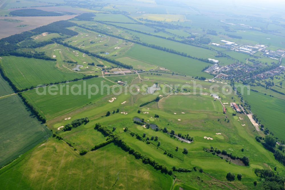 Groß Kienitz from the bird's eye view: Blick auf den Golfplatz Groß Kienitz südöstlich des Flughafen BBI- Neubau. Zu den Golfanlagen Gross Kienitz gehören ein 18 Loch Meisterschaftsplatz, ein öffentlicher 9 Loch Platz sowie ein ebenfalls öffentlicher 3 Loch Übungsparcours. Die Golfanlagen Gross Kienitz sind erreichbar An der Straße nach Dahlewitz in 15831 Groß Kienitz. View the golf course Great Kienitz southeast of the airport BBI Construction.