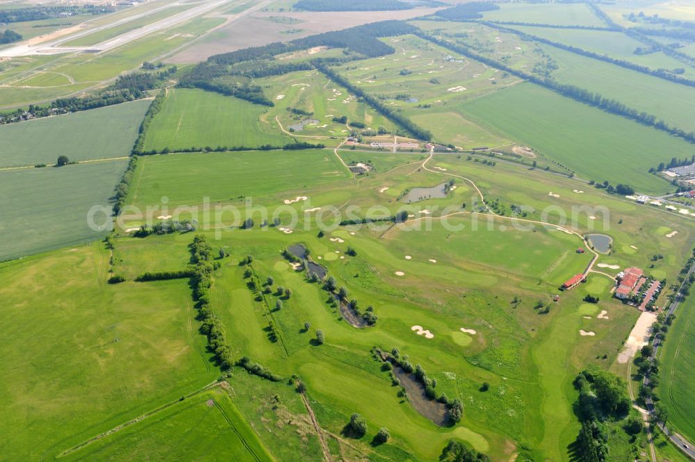 Aerial photograph Groß Kienitz - Blick auf den Golfplatz Groß Kienitz südöstlich des Flughafen BBI- Neubau. Zu den Golfanlagen Gross Kienitz gehören ein 18 Loch Meisterschaftsplatz, ein öffentlicher 9 Loch Platz sowie ein ebenfalls öffentlicher 3 Loch Übungsparcours. Die Golfanlagen Gross Kienitz sind erreichbar An der Straße nach Dahlewitz in 15831 Groß Kienitz. View the golf course Great Kienitz southeast of the airport BBI Construction.