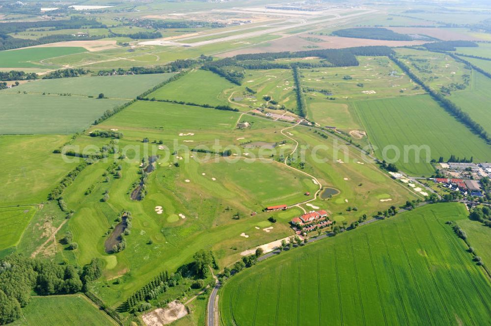 Groß Kienitz from above - Blick auf den Golfplatz Groß Kienitz südöstlich des Flughafen BBI- Neubau. Zu den Golfanlagen Gross Kienitz gehören ein 18 Loch Meisterschaftsplatz, ein öffentlicher 9 Loch Platz sowie ein ebenfalls öffentlicher 3 Loch Übungsparcours. Die Golfanlagen Gross Kienitz sind erreichbar An der Straße nach Dahlewitz in 15831 Groß Kienitz. View the golf course Great Kienitz southeast of the airport BBI Construction.