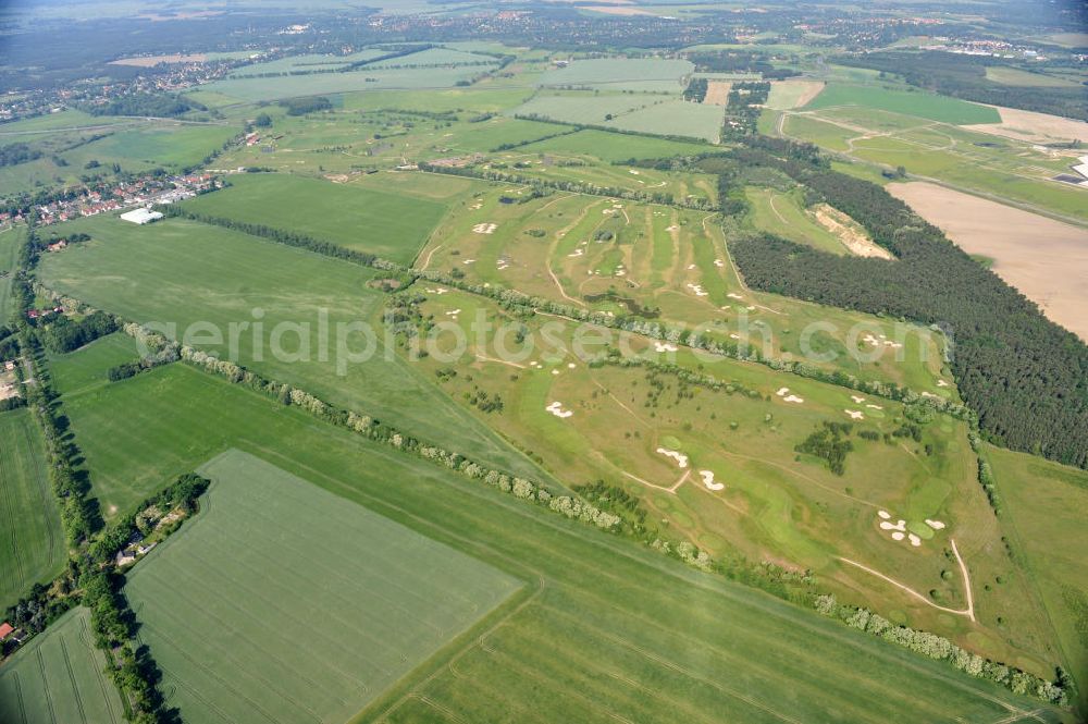 Aerial image Groß Kienitz - Blick auf den Golfplatz Groß Kienitz südöstlich des Flughafen BBI- Neubau. Zu den Golfanlagen Gross Kienitz gehören ein 18 Loch Meisterschaftsplatz, ein öffentlicher 9 Loch Platz sowie ein ebenfalls öffentlicher 3 Loch Übungsparcours. Die Golfanlagen Gross Kienitz sind erreichbar An der Straße nach Dahlewitz in 15831 Groß Kienitz. View the golf course Great Kienitz southeast of the airport BBI Construction.