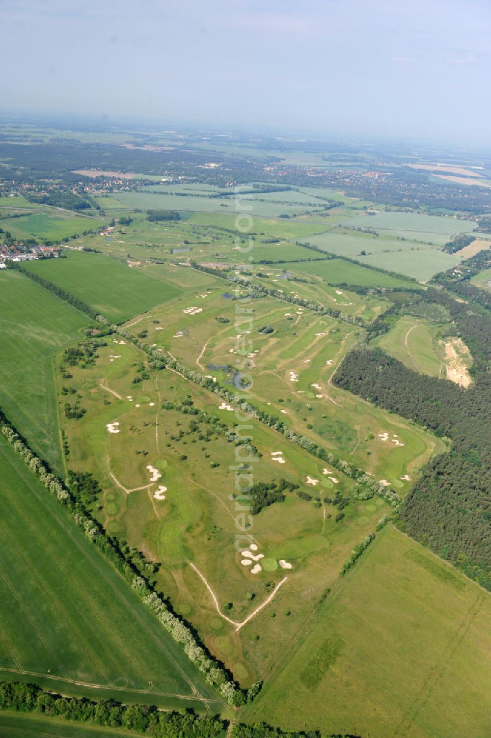 Groß Kienitz from above - Blick auf den Golfplatz Groß Kienitz südöstlich des Flughafen BBI- Neubau. Zu den Golfanlagen Gross Kienitz gehören ein 18 Loch Meisterschaftsplatz, ein öffentlicher 9 Loch Platz sowie ein ebenfalls öffentlicher 3 Loch Übungsparcours. Die Golfanlagen Gross Kienitz sind erreichbar An der Straße nach Dahlewitz in 15831 Groß Kienitz. View the golf course Great Kienitz southeast of the airport BBI Construction.