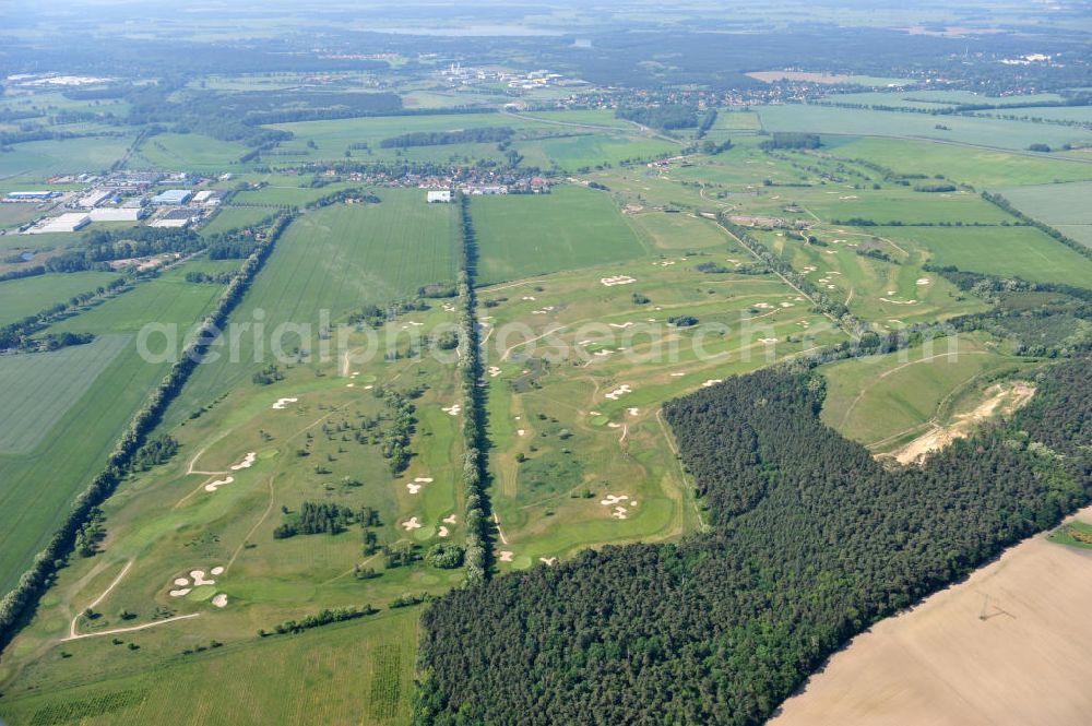 Groß Kienitz from the bird's eye view: Blick auf den Golfplatz Groß Kienitz südöstlich des Flughafen BBI- Neubau. Zu den Golfanlagen Gross Kienitz gehören ein 18 Loch Meisterschaftsplatz, ein öffentlicher 9 Loch Platz sowie ein ebenfalls öffentlicher 3 Loch Übungsparcours. Die Golfanlagen Gross Kienitz sind erreichbar An der Straße nach Dahlewitz in 15831 Groß Kienitz. View the golf course Great Kienitz southeast of the airport BBI Construction.