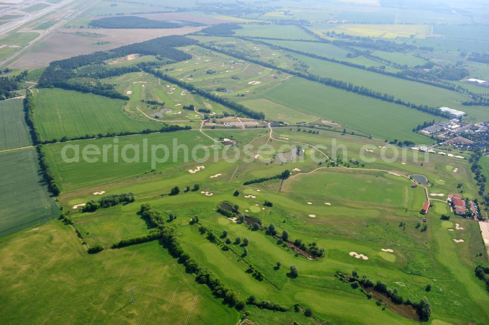 Aerial image Groß Kienitz - Blick auf den Golfplatz Groß Kienitz südöstlich des Flughafen BBI- Neubau. Zu den Golfanlagen Gross Kienitz gehören ein 18 Loch Meisterschaftsplatz, ein öffentlicher 9 Loch Platz sowie ein ebenfalls öffentlicher 3 Loch Übungsparcours. Die Golfanlagen Gross Kienitz sind erreichbar An der Straße nach Dahlewitz in 15831 Groß Kienitz. View the golf course Great Kienitz southeast of the airport BBI Construction.