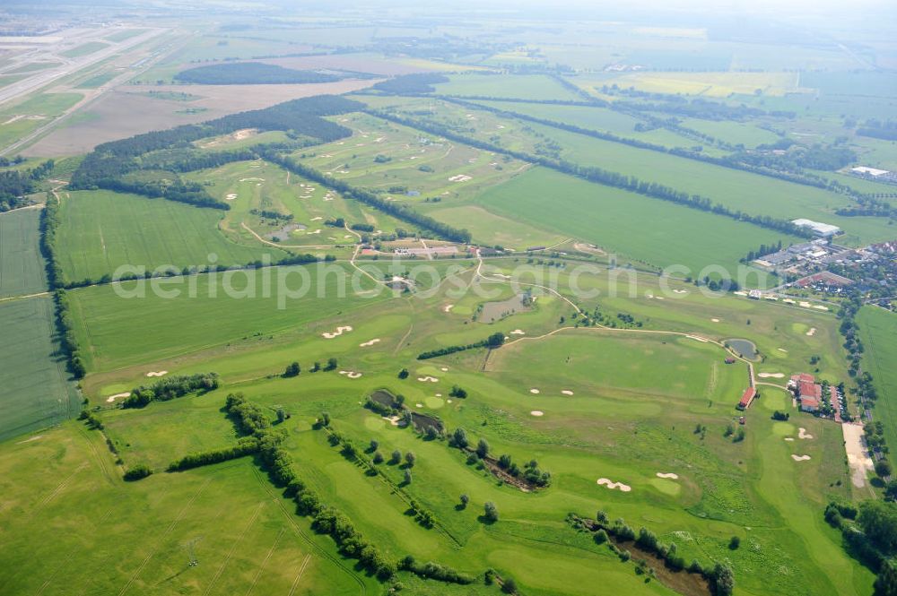 Groß Kienitz from above - Blick auf den Golfplatz Groß Kienitz südöstlich des Flughafen BBI- Neubau. Zu den Golfanlagen Gross Kienitz gehören ein 18 Loch Meisterschaftsplatz, ein öffentlicher 9 Loch Platz sowie ein ebenfalls öffentlicher 3 Loch Übungsparcours. Die Golfanlagen Gross Kienitz sind erreichbar An der Straße nach Dahlewitz in 15831 Groß Kienitz. View the golf course Great Kienitz southeast of the airport BBI Construction.