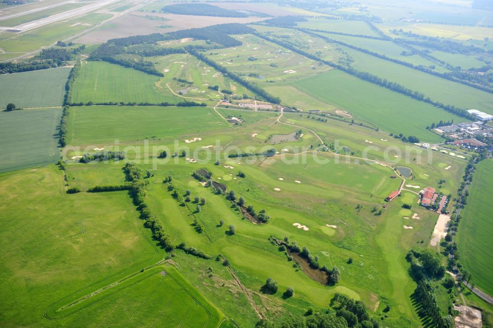 Aerial photograph Groß Kienitz - Blick auf den Golfplatz Groß Kienitz südöstlich des Flughafen BBI- Neubau. Zu den Golfanlagen Gross Kienitz gehören ein 18 Loch Meisterschaftsplatz, ein öffentlicher 9 Loch Platz sowie ein ebenfalls öffentlicher 3 Loch Übungsparcours. Die Golfanlagen Gross Kienitz sind erreichbar An der Straße nach Dahlewitz in 15831 Groß Kienitz. View the golf course Great Kienitz southeast of the airport BBI Construction.