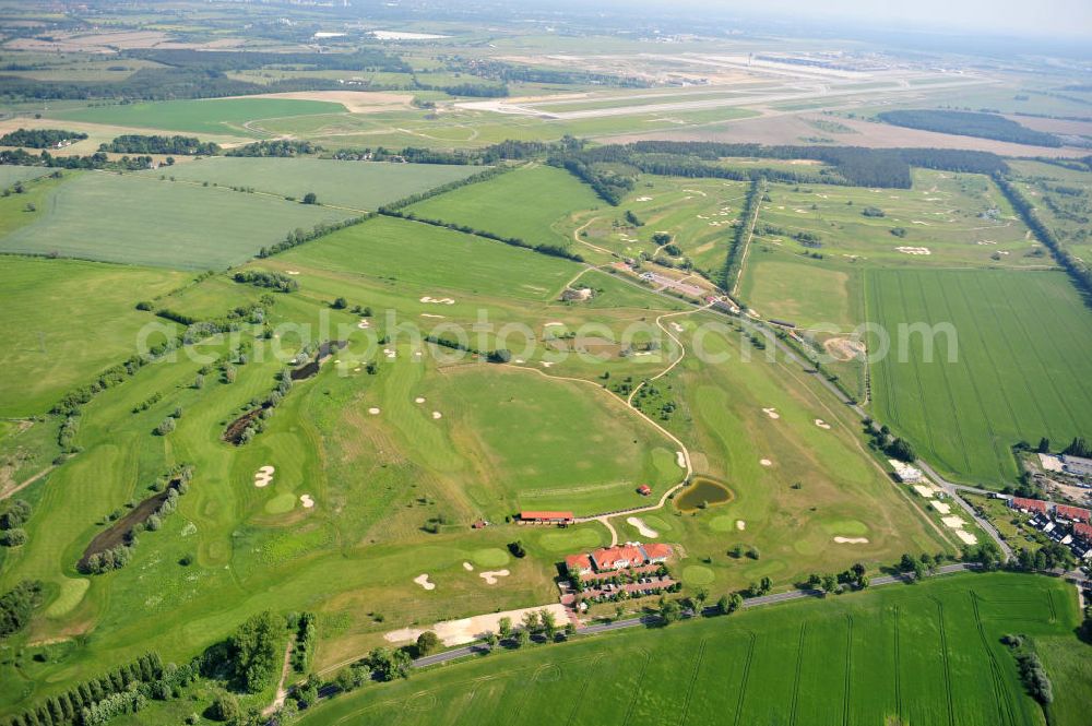 Groß Kienitz from the bird's eye view: Blick auf den Golfplatz Groß Kienitz südöstlich des Flughafen BBI- Neubau. Zu den Golfanlagen Gross Kienitz gehören ein 18 Loch Meisterschaftsplatz, ein öffentlicher 9 Loch Platz sowie ein ebenfalls öffentlicher 3 Loch Übungsparcours. Die Golfanlagen Gross Kienitz sind erreichbar An der Straße nach Dahlewitz in 15831 Groß Kienitz. View the golf course Great Kienitz southeast of the airport BBI Construction.