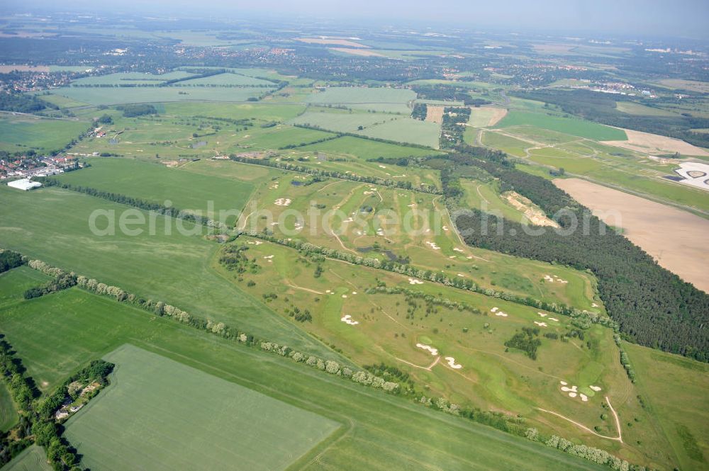 Aerial image Groß Kienitz - Blick auf den Golfplatz Groß Kienitz südöstlich des Flughafen BBI- Neubau. Zu den Golfanlagen Gross Kienitz gehören ein 18 Loch Meisterschaftsplatz, ein öffentlicher 9 Loch Platz sowie ein ebenfalls öffentlicher 3 Loch Übungsparcours. Die Golfanlagen Gross Kienitz sind erreichbar An der Straße nach Dahlewitz in 15831 Groß Kienitz. View the golf course Great Kienitz southeast of the airport BBI Construction.