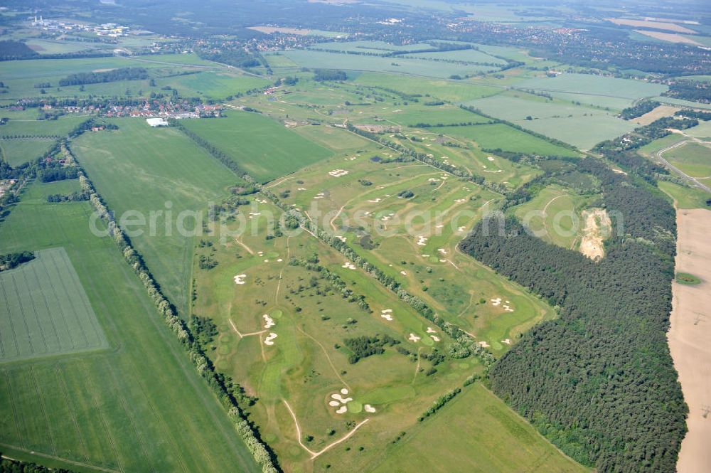 Groß Kienitz from above - Blick auf den Golfplatz Groß Kienitz südöstlich des Flughafen BBI- Neubau. Zu den Golfanlagen Gross Kienitz gehören ein 18 Loch Meisterschaftsplatz, ein öffentlicher 9 Loch Platz sowie ein ebenfalls öffentlicher 3 Loch Übungsparcours. Die Golfanlagen Gross Kienitz sind erreichbar An der Straße nach Dahlewitz in 15831 Groß Kienitz. View the golf course Great Kienitz southeast of the airport BBI Construction.