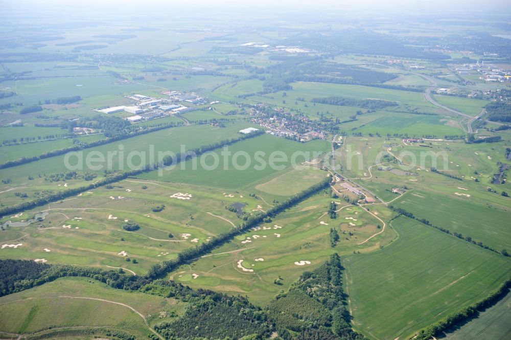 Groß Kienitz from above - Blick auf den Golfplatz Groß Kienitz südöstlich des Flughafen BBI- Neubau. Zu den Golfanlagen Gross Kienitz gehören ein 18 Loch Meisterschaftsplatz, ein öffentlicher 9 Loch Platz sowie ein ebenfalls öffentlicher 3 Loch Übungsparcours. Die Golfanlagen Gross Kienitz sind erreichbar An der Straße nach Dahlewitz in 15831 Groß Kienitz. View the golf course Great Kienitz southeast of the airport BBI Construction.