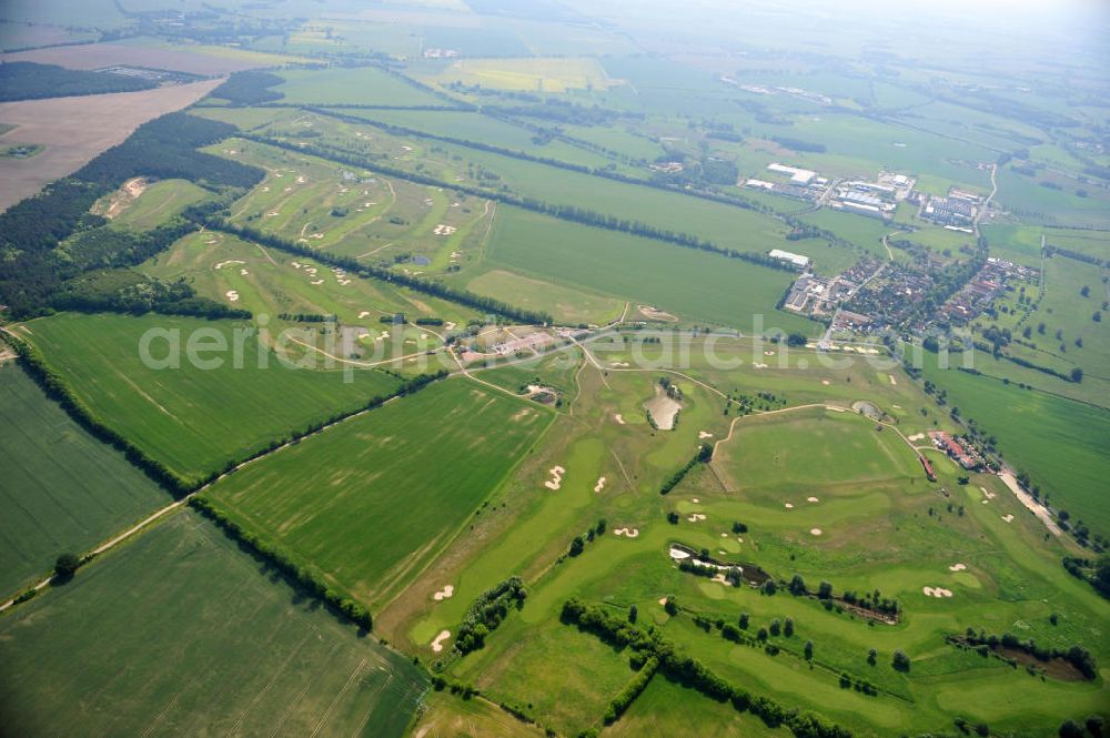 Groß Kienitz from the bird's eye view: Blick auf den Golfplatz Groß Kienitz südöstlich des Flughafen BBI- Neubau. Zu den Golfanlagen Gross Kienitz gehören ein 18 Loch Meisterschaftsplatz, ein öffentlicher 9 Loch Platz sowie ein ebenfalls öffentlicher 3 Loch Übungsparcours. Die Golfanlagen Gross Kienitz sind erreichbar An der Straße nach Dahlewitz in 15831 Groß Kienitz. View the golf course Great Kienitz southeast of the airport BBI Construction.