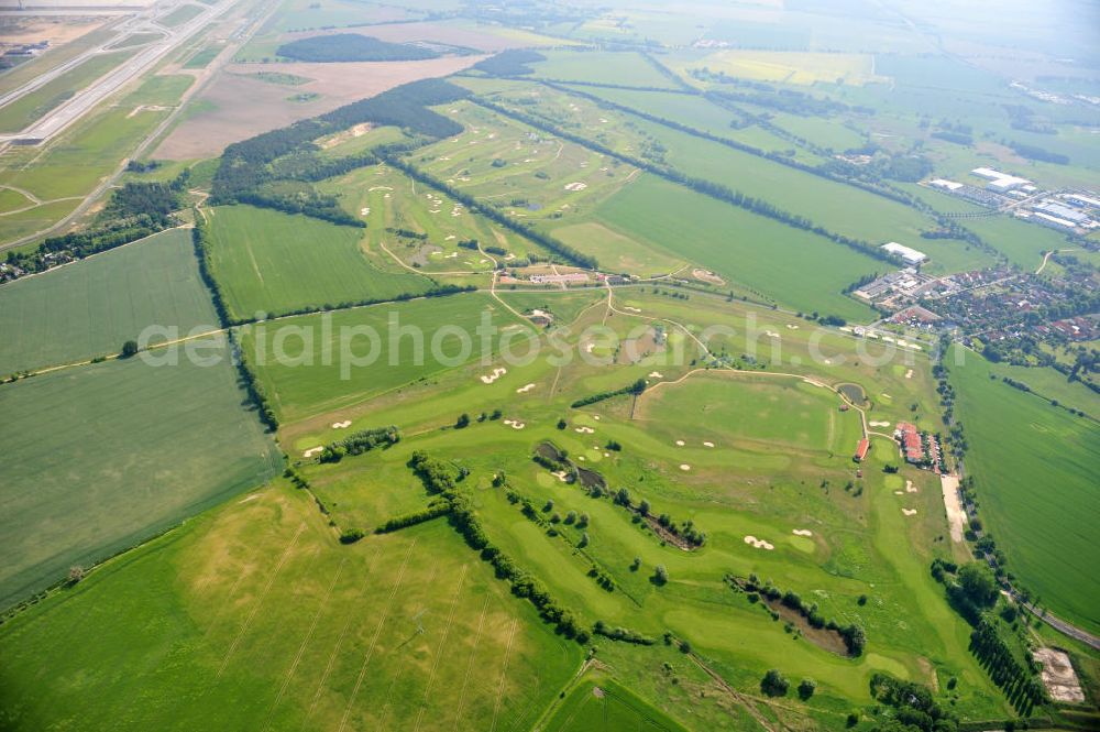 Groß Kienitz from above - Blick auf den Golfplatz Groß Kienitz südöstlich des Flughafen BBI- Neubau. Zu den Golfanlagen Gross Kienitz gehören ein 18 Loch Meisterschaftsplatz, ein öffentlicher 9 Loch Platz sowie ein ebenfalls öffentlicher 3 Loch Übungsparcours. Die Golfanlagen Gross Kienitz sind erreichbar An der Straße nach Dahlewitz in 15831 Groß Kienitz. View the golf course Great Kienitz southeast of the airport BBI Construction.