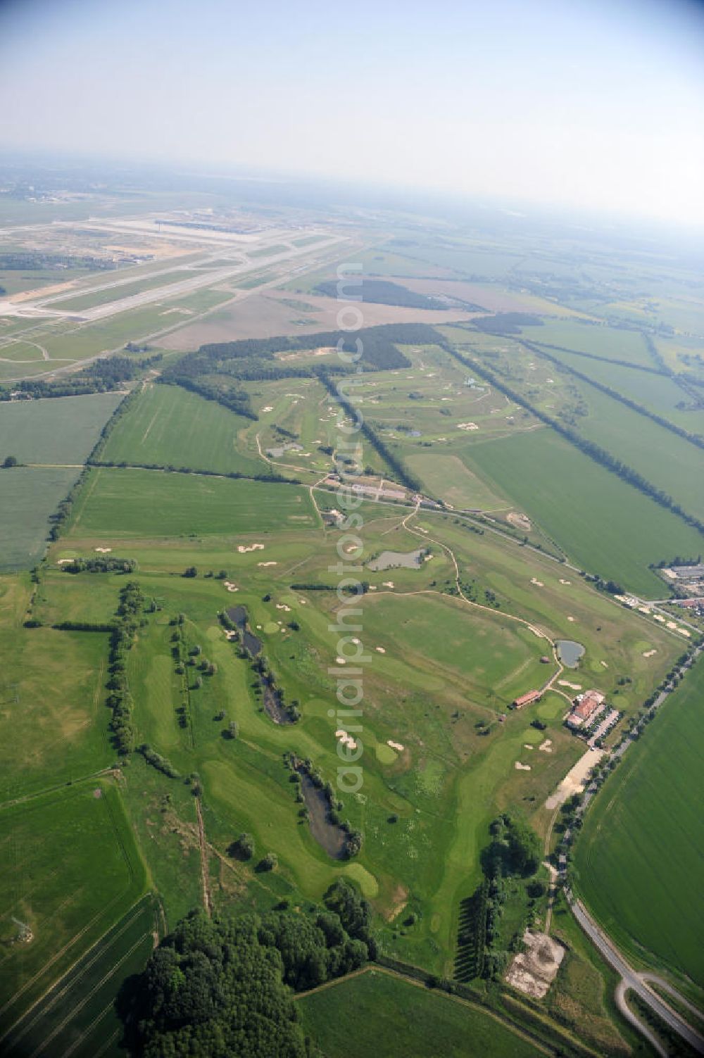 Groß Kienitz from the bird's eye view: Blick auf den Golfplatz Groß Kienitz südöstlich des Flughafen BBI- Neubau. Zu den Golfanlagen Gross Kienitz gehören ein 18 Loch Meisterschaftsplatz, ein öffentlicher 9 Loch Platz sowie ein ebenfalls öffentlicher 3 Loch Übungsparcours. Die Golfanlagen Gross Kienitz sind erreichbar An der Straße nach Dahlewitz in 15831 Groß Kienitz. View the golf course Great Kienitz southeast of the airport BBI Construction.