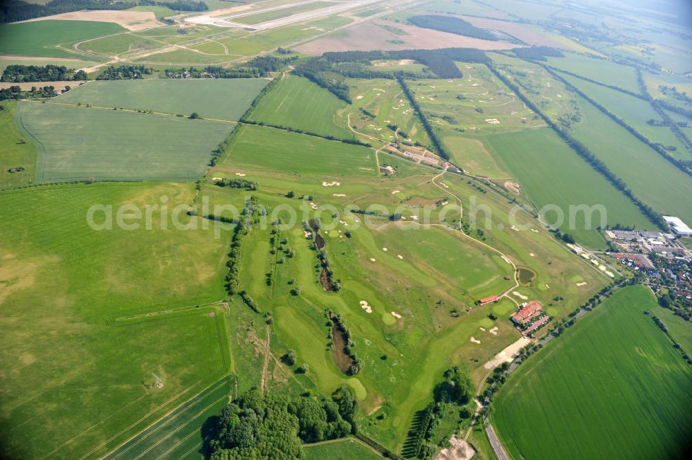 Aerial image Groß Kienitz - Blick auf den Golfplatz Groß Kienitz südöstlich des Flughafen BBI- Neubau. Zu den Golfanlagen Gross Kienitz gehören ein 18 Loch Meisterschaftsplatz, ein öffentlicher 9 Loch Platz sowie ein ebenfalls öffentlicher 3 Loch Übungsparcours. Die Golfanlagen Gross Kienitz sind erreichbar An der Straße nach Dahlewitz in 15831 Groß Kienitz. View the golf course Great Kienitz southeast of the airport BBI Construction.