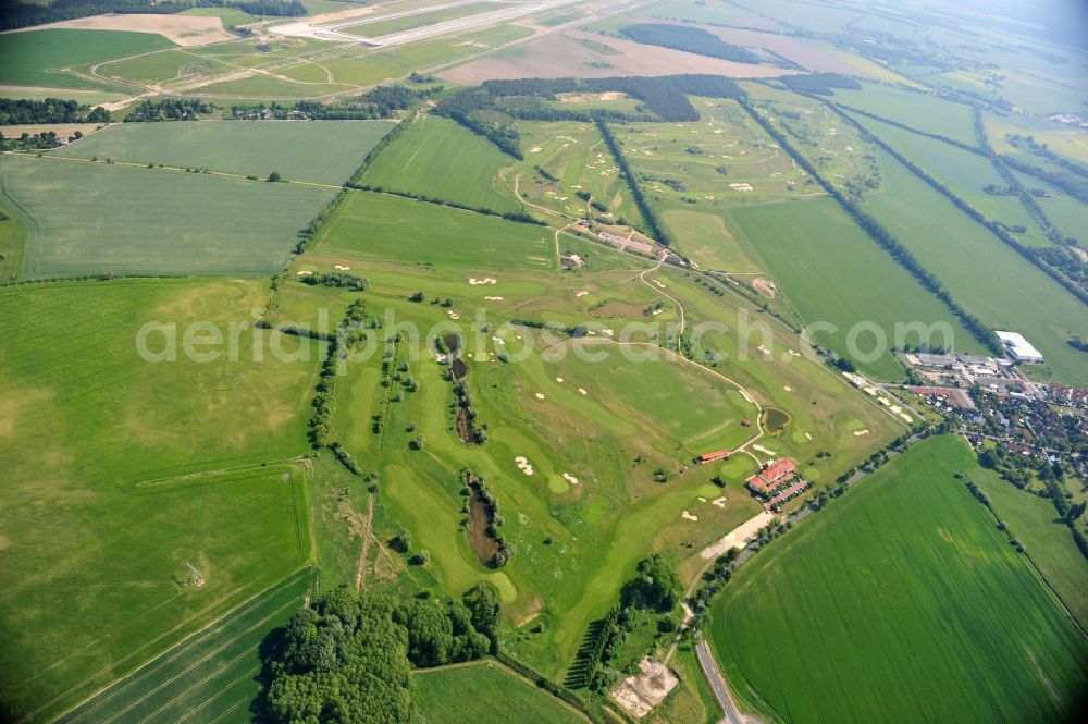 Groß Kienitz from above - Blick auf den Golfplatz Groß Kienitz südöstlich des Flughafen BBI- Neubau. Zu den Golfanlagen Gross Kienitz gehören ein 18 Loch Meisterschaftsplatz, ein öffentlicher 9 Loch Platz sowie ein ebenfalls öffentlicher 3 Loch Übungsparcours. Die Golfanlagen Gross Kienitz sind erreichbar An der Straße nach Dahlewitz in 15831 Groß Kienitz. View the golf course Great Kienitz southeast of the airport BBI Construction.