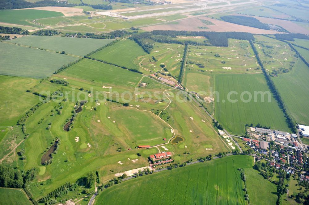 Aerial image Groß Kienitz - Blick auf den Golfplatz Groß Kienitz südöstlich des Flughafen BBI- Neubau. Zu den Golfanlagen Gross Kienitz gehören ein 18 Loch Meisterschaftsplatz, ein öffentlicher 9 Loch Platz sowie ein ebenfalls öffentlicher 3 Loch Übungsparcours. Die Golfanlagen Gross Kienitz sind erreichbar An der Straße nach Dahlewitz in 15831 Groß Kienitz. View the golf course Great Kienitz southeast of the airport BBI Construction.