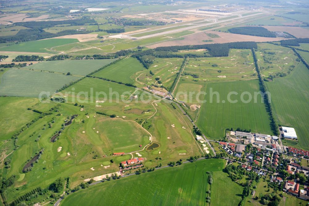 Groß Kienitz from above - Blick auf den Golfplatz Groß Kienitz südöstlich des Flughafen BBI- Neubau. Zu den Golfanlagen Gross Kienitz gehören ein 18 Loch Meisterschaftsplatz, ein öffentlicher 9 Loch Platz sowie ein ebenfalls öffentlicher 3 Loch Übungsparcours. Die Golfanlagen Gross Kienitz sind erreichbar An der Straße nach Dahlewitz in 15831 Groß Kienitz. View the golf course Great Kienitz southeast of the airport BBI Construction.