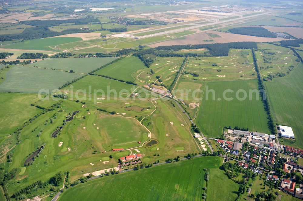 Groß Kienitz from the bird's eye view: Blick auf den Golfplatz Groß Kienitz südöstlich des Flughafen BBI- Neubau. Zu den Golfanlagen Gross Kienitz gehören ein 18 Loch Meisterschaftsplatz, ein öffentlicher 9 Loch Platz sowie ein ebenfalls öffentlicher 3 Loch Übungsparcours. Die Golfanlagen Gross Kienitz sind erreichbar An der Straße nach Dahlewitz in 15831 Groß Kienitz. View the golf course Great Kienitz southeast of the airport BBI Construction.