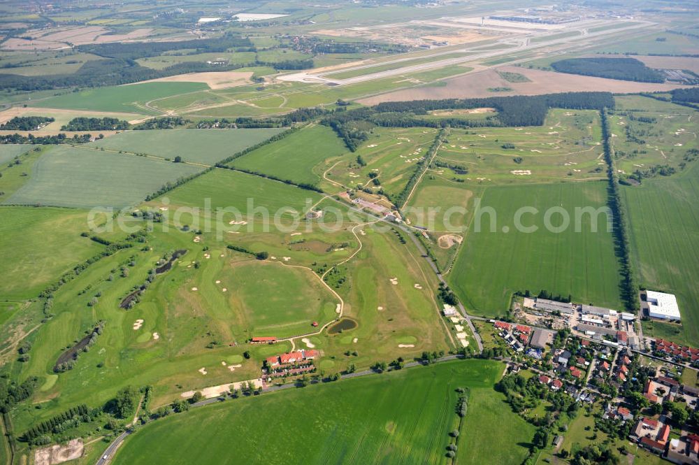 Aerial photograph Groß Kienitz - Blick auf den Golfplatz Groß Kienitz südöstlich des Flughafen BBI- Neubau. Zu den Golfanlagen Gross Kienitz gehören ein 18 Loch Meisterschaftsplatz, ein öffentlicher 9 Loch Platz sowie ein ebenfalls öffentlicher 3 Loch Übungsparcours. Die Golfanlagen Gross Kienitz sind erreichbar An der Straße nach Dahlewitz in 15831 Groß Kienitz. View the golf course Great Kienitz southeast of the airport BBI Construction.