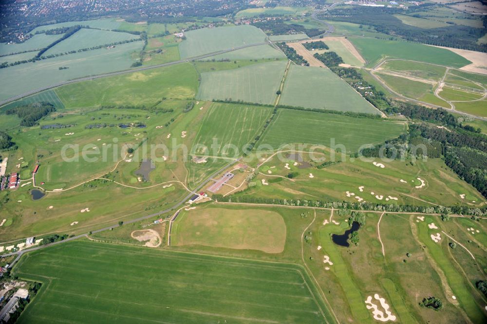 Groß Kienitz from above - Blick auf den Golfplatz Groß Kienitz südöstlich des Flughafen BBI- Neubau. Zu den Golfanlagen Gross Kienitz gehören ein 18 Loch Meisterschaftsplatz, ein öffentlicher 9 Loch Platz sowie ein ebenfalls öffentlicher 3 Loch Übungsparcours. Die Golfanlagen Gross Kienitz sind erreichbar An der Straße nach Dahlewitz in 15831 Groß Kienitz. View the golf course Great Kienitz southeast of the airport BBI Construction.