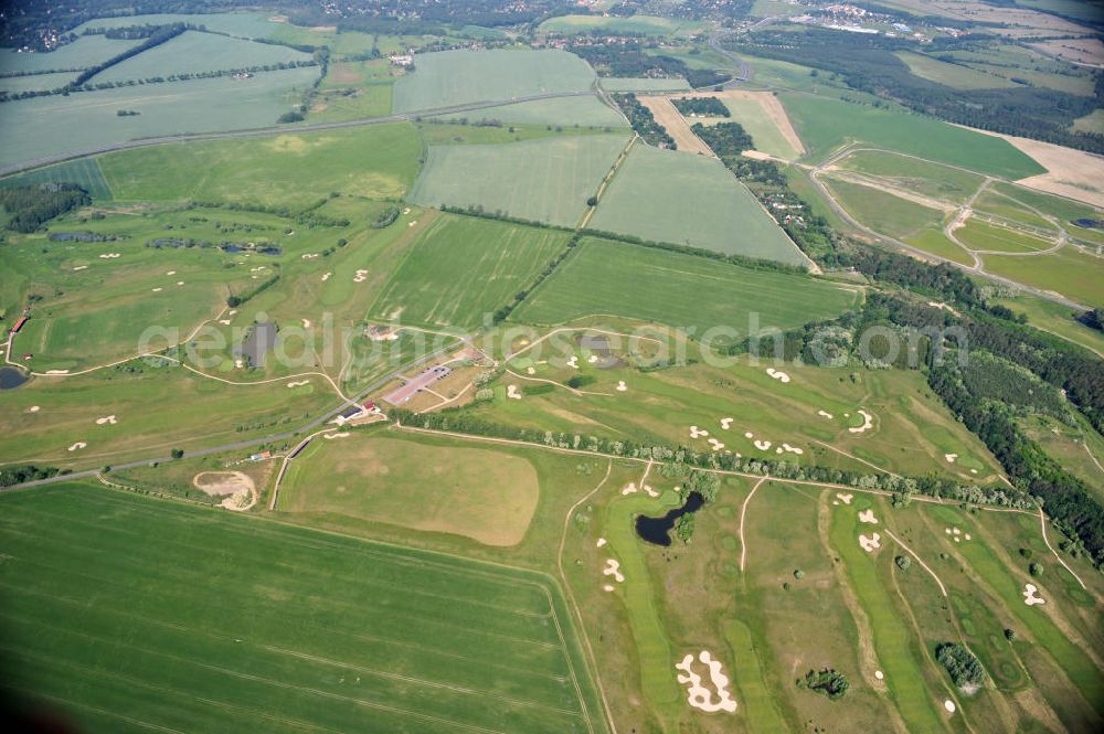 Groß Kienitz from the bird's eye view: Blick auf den Golfplatz Groß Kienitz südöstlich des Flughafen BBI- Neubau. Zu den Golfanlagen Gross Kienitz gehören ein 18 Loch Meisterschaftsplatz, ein öffentlicher 9 Loch Platz sowie ein ebenfalls öffentlicher 3 Loch Übungsparcours. Die Golfanlagen Gross Kienitz sind erreichbar An der Straße nach Dahlewitz in 15831 Groß Kienitz. View the golf course Great Kienitz southeast of the airport BBI Construction.