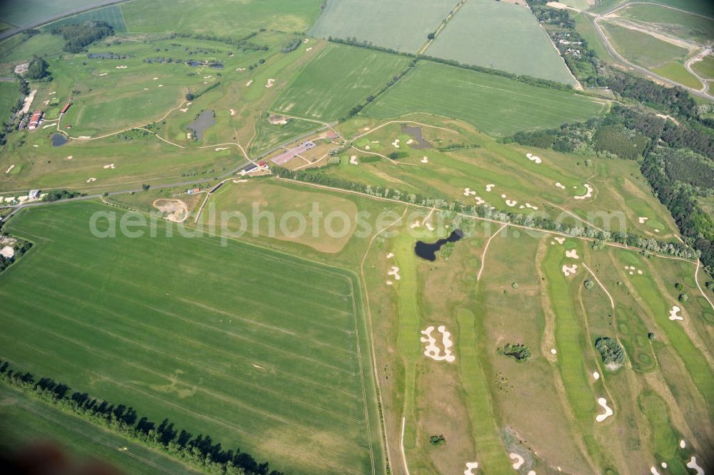 Aerial image Groß Kienitz - Blick auf den Golfplatz Groß Kienitz südöstlich des Flughafen BBI- Neubau. Zu den Golfanlagen Gross Kienitz gehören ein 18 Loch Meisterschaftsplatz, ein öffentlicher 9 Loch Platz sowie ein ebenfalls öffentlicher 3 Loch Übungsparcours. Die Golfanlagen Gross Kienitz sind erreichbar An der Straße nach Dahlewitz in 15831 Groß Kienitz. View the golf course Great Kienitz southeast of the airport BBI Construction.